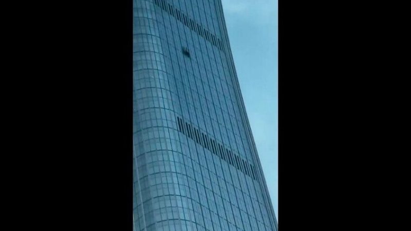 بكين تصدر بيانا حول اصطدام طائرة خفيفة بإحدى أعلى ناطحاتها وتكشف الدوافع