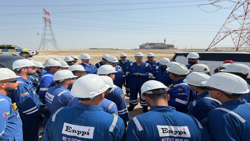 وزير مصري يعاقب عاملين في الإمارات