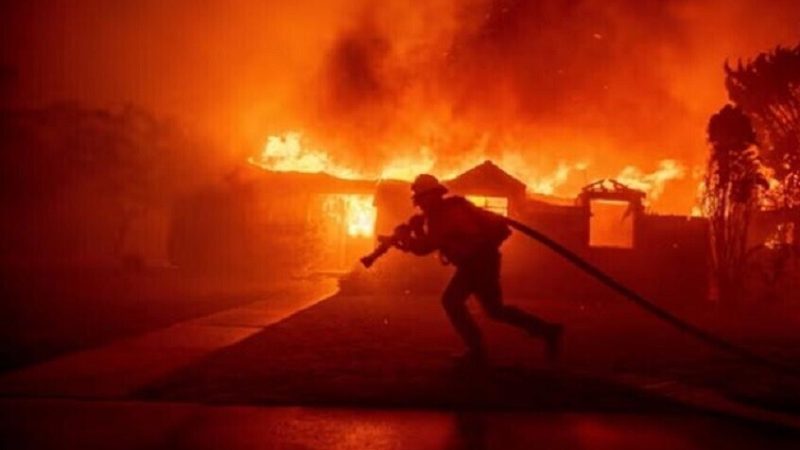 المغرب.. حريق في “غابة المعمورة” ينتهي بسقوط طائرة خفيفة ومصرع قائدها (فيديو)