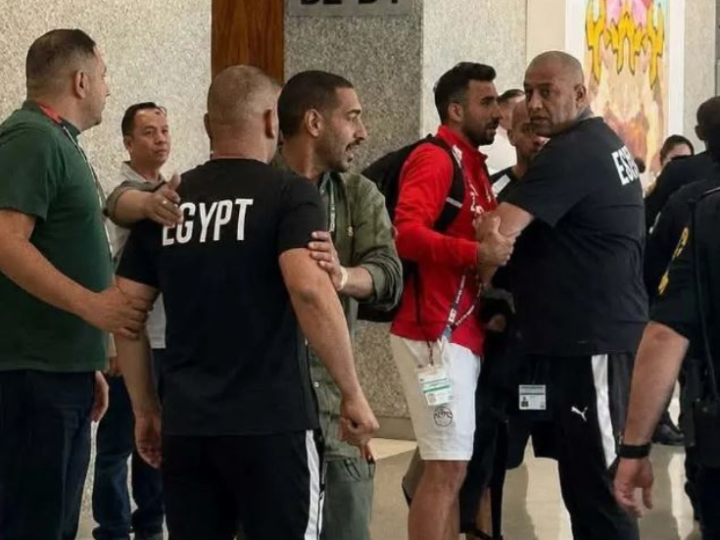 بسبب طفل.. توتر مفاجئ داخل معسكر مصر قبل دور الـ32 في كأس العالم