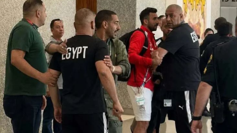 بسبب طفل.. توتر مفاجئ داخل معسكر مصر قبل دور الـ32 في كأس العالم