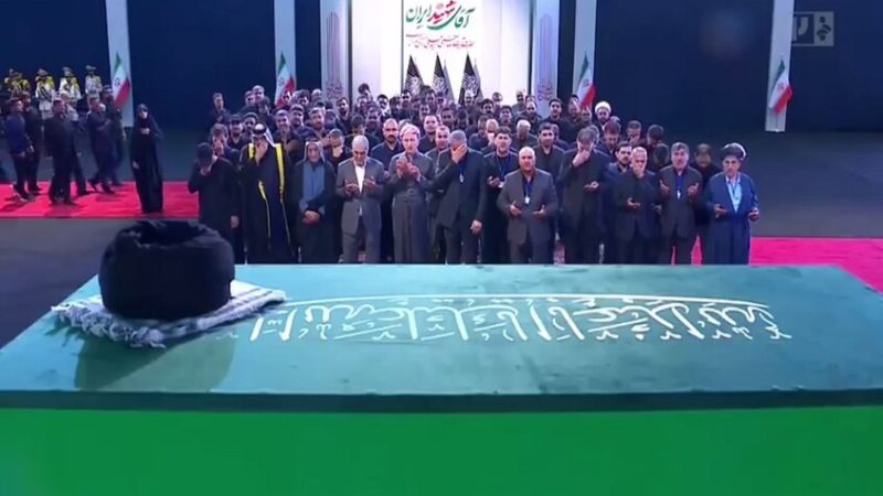 حضور عربي رسمي وشعبي في طهران لتشييع خامنئي (فيديوهات)