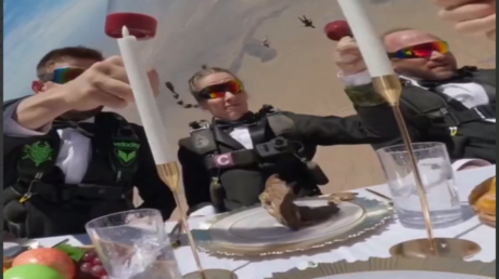 “عشاء لستة” على ارتفاع 13 ألف قدم.. Nitro Circus تذهل العالم بأخطر عرض بهلواني