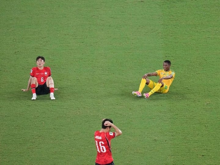 شوهد في المطار متنكرا.. مدرب يعود هاربا إلى أمريكا بعد تهديدات بالقتل بسب خروج منتخبه من المونديال