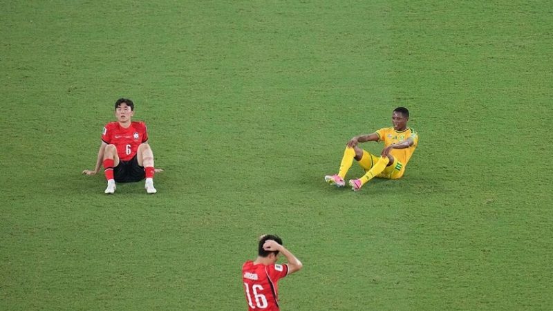 شوهد في المطار متنكرا.. مدرب يعود هاربا إلى أمريكا بعد تهديدات بالقتل بسب خروج منتخبه من المونديال