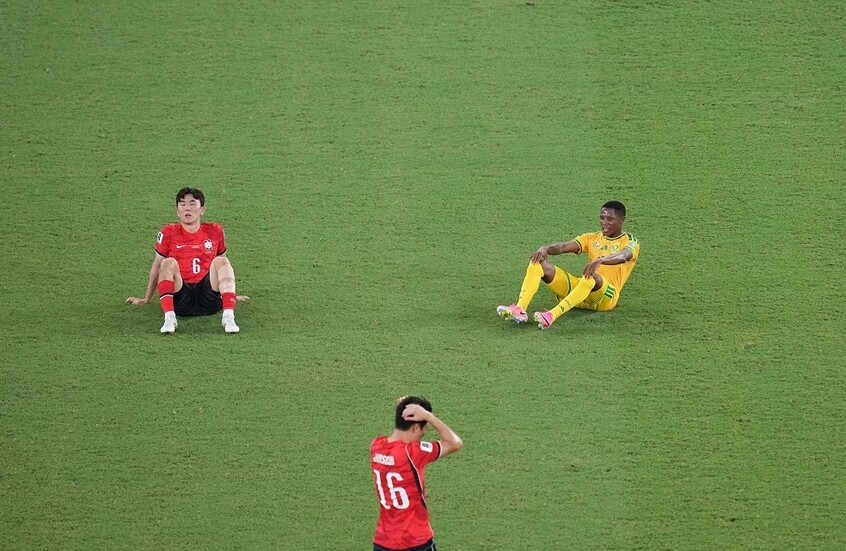شوهد في المطار متنكرا.. مدرب يعود هاربا إلى أمريكا بعد تهديدات بالقتل بسب خروج منتخبه من المونديال