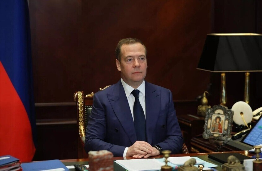 مدفيديف: الحزن على رحيل خامنئي وحد الشعب الإيراني