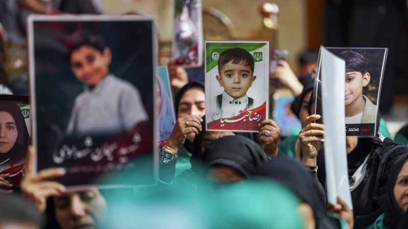 بعد مرور 122 يوما على المأساة.. استمرار البحث عن جزء من رفات تلاميذ مدرسة ميناب في إيران (صور)