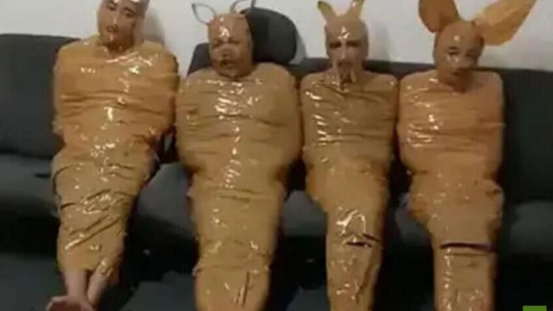 كمين محكم.. شاب إندونيسي وجيرانه يوقفون 4 لصوص ويحولونهم إلى شخصيات كرتونية حية (فيديو)