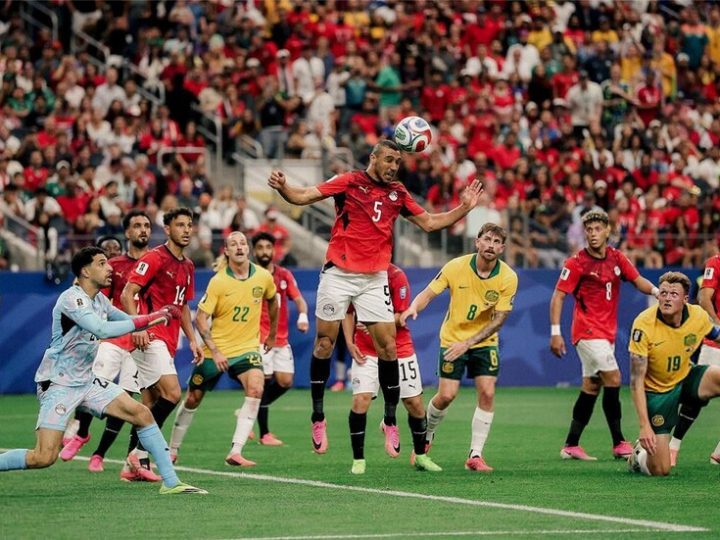 عامل توصيل يسرق الأضواء في احتفالات تأهل مصر لثمن نهائي المونديال (فيديو)
