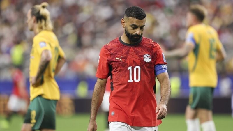 محمد صلاح يطالب بطرد صحافي مصري من معسكر منتخب “الفراعنة”