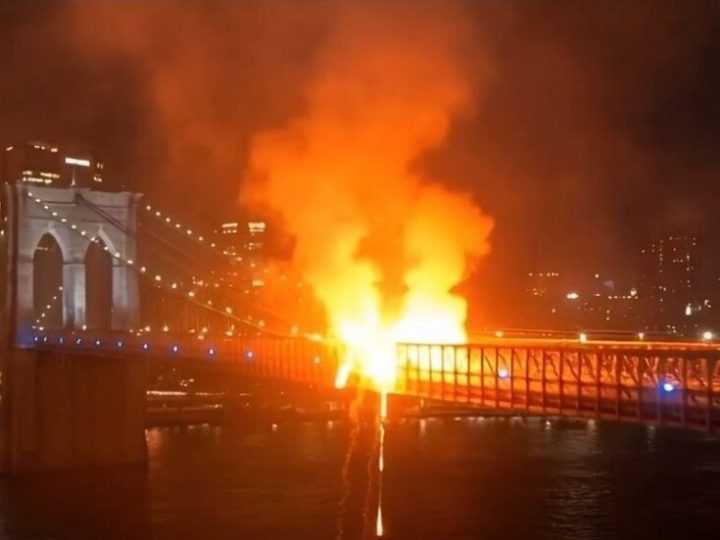 نيويورك.. حريق على جسر بروكلين بسبب الألعاب النارية بعيد الاستقلال (فيديو)