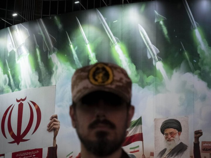 إعلام إسرائيلي يرصد تهديدات إيران بـ”الثأر” لدماء خامنئي: القتلة لن يموتوا موتا طبيعيا