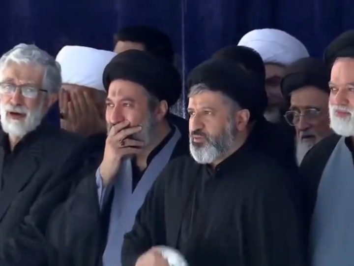 إعلام أمريكي يرصد ظهور أبناء المرشد الإيراني الراحل علي خامنئي في مراسم تشييعه (فيديو)