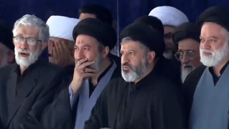 إعلام أمريكي يرصد ظهور أبناء المرشد الإيراني الراحل علي خامنئي في مراسم تشييعه (فيديو)