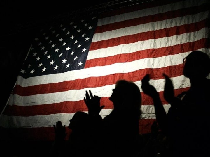 جونسون يحذر من وصول “الشيوعيين” إلى السلطة ويصف الديمقراطيين بـ”الماركسيين”