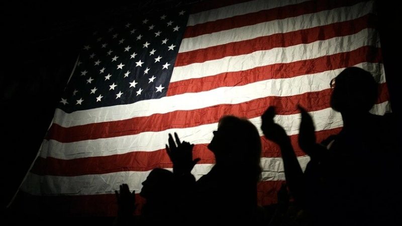 جونسون يحذر من وصول “الشيوعيين” إلى السلطة ويصف الديمقراطيين بـ”الماركسيين”