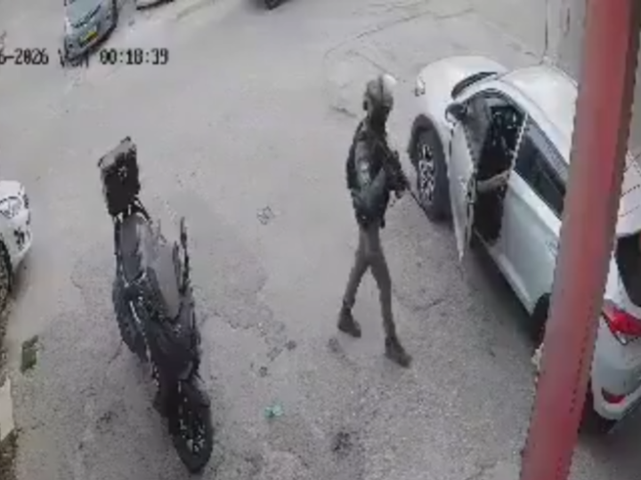 لقطات صادمة لشرطي حدود إسرائيلي يلقي قنبلة صوتية داخل سيارة فلسطينية ويمنع سائقها من الخروج (فيديو)