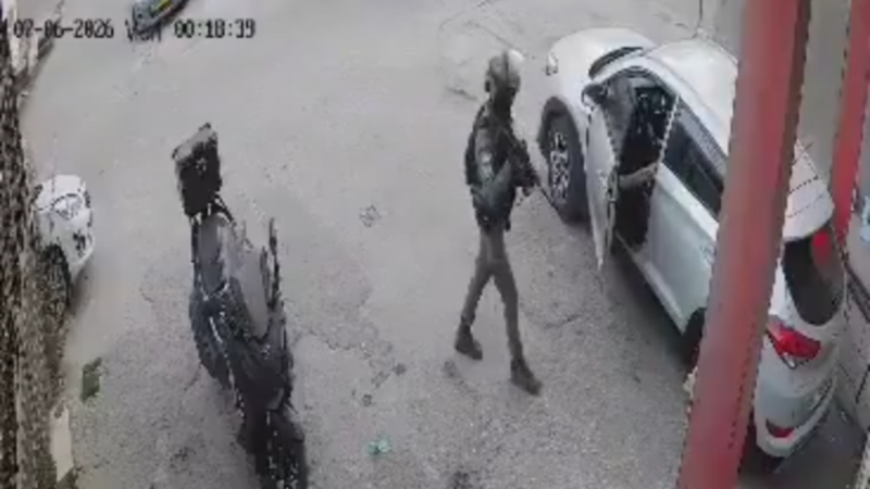 لقطات صادمة لشرطي حدود إسرائيلي يلقي قنبلة صوتية داخل سيارة فلسطينية ويمنع سائقها من الخروج (فيديو)