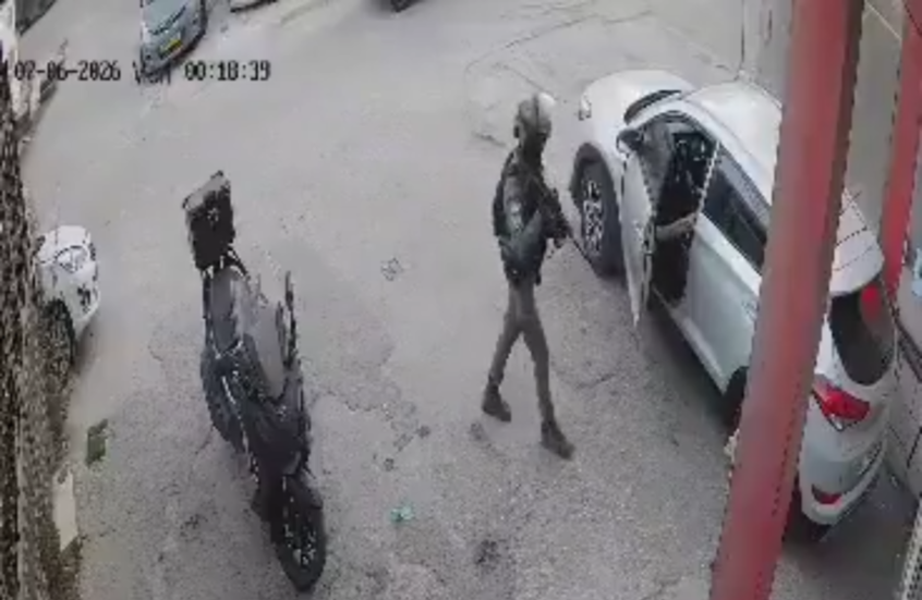 لقطات صادمة لشرطي حدود إسرائيلي يلقي قنبلة صوتية داخل سيارة فلسطينية ويمنع سائقها من الخروج (فيديو)