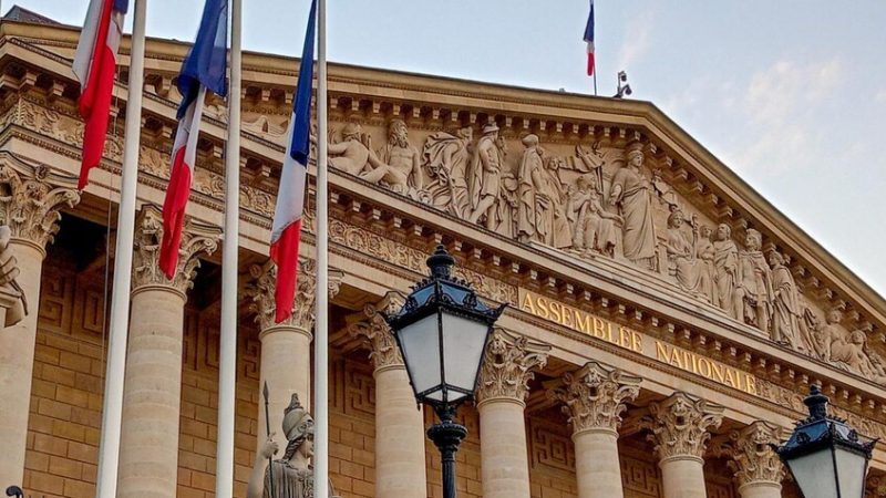 فرنسا.. حكومة لوكورنو تنجو من تصويت لحجب الثقة على خلفية تعاملها مع موجة الحر الأخيرة