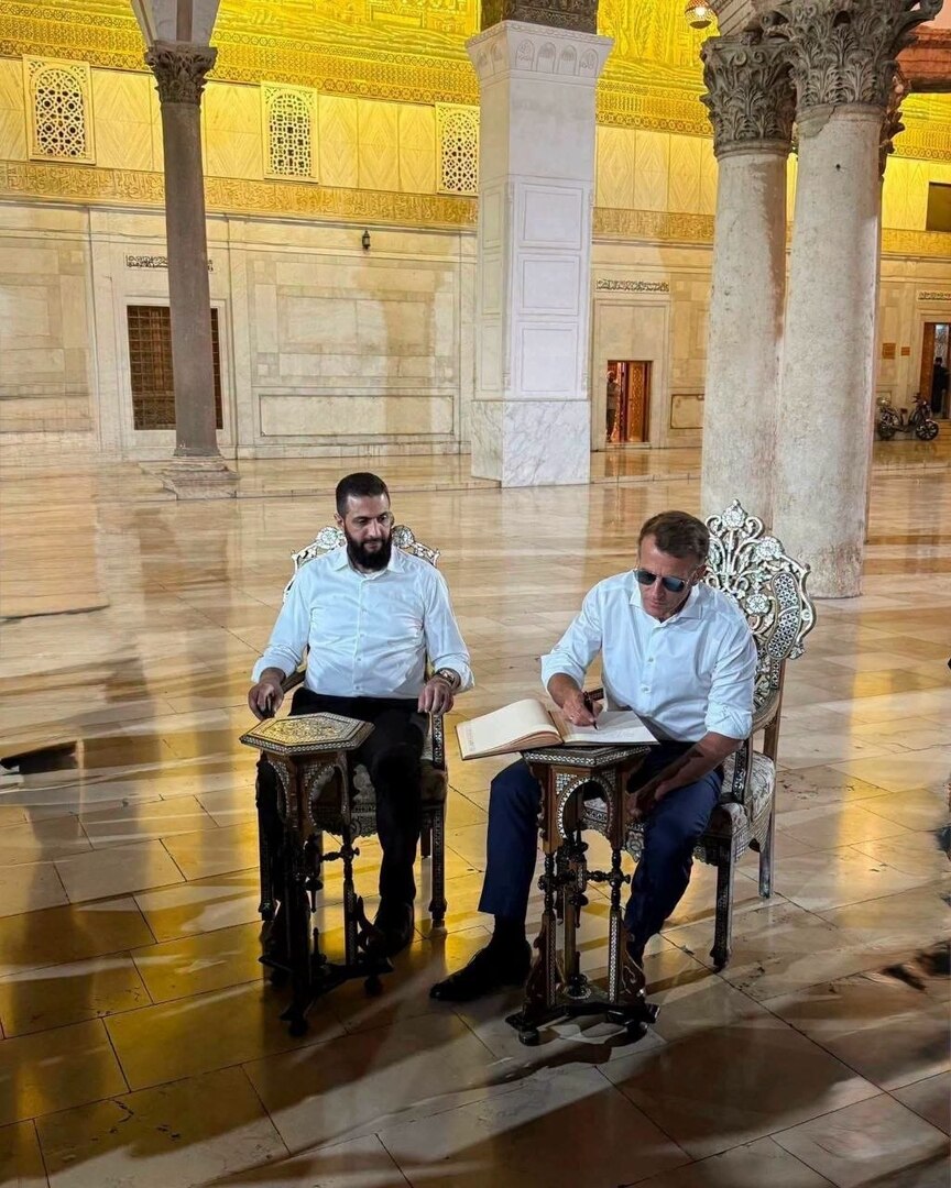ماكرون يزور الجامع الأموي في دمشق يرافقه الشرع ويدوّن توقيعه في سجل الزوار (فيديو+صور)