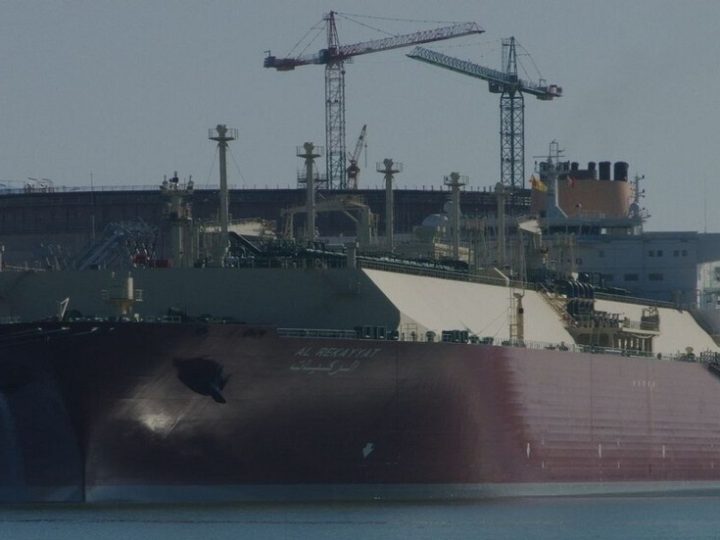 استهداف ناقلة نفط قطرية قبالة عمان رغم مرافقة البحرية الأمريكية لها