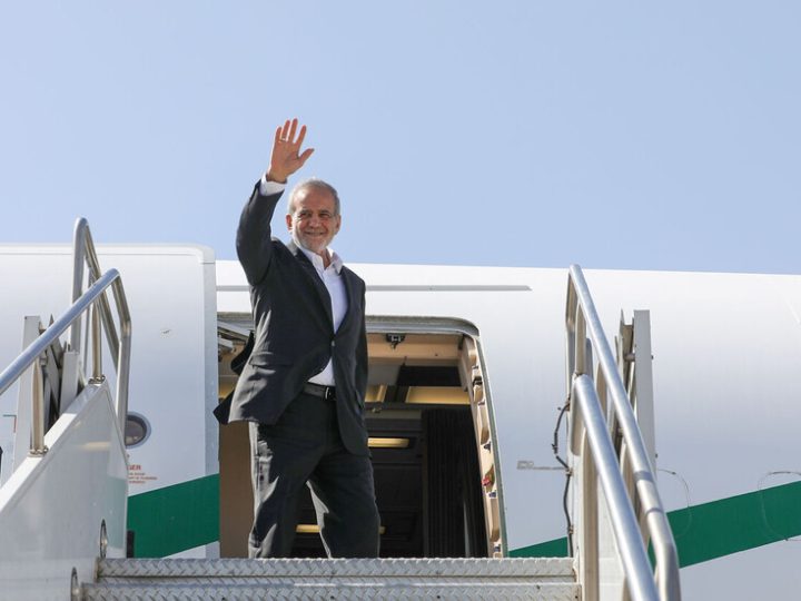 الرئيس الإيراني يغادر النجف عائدا إلى طهران بعد مشاركته في مراسم استقبال جثمان خامنئي