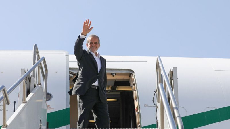 الرئيس الإيراني يغادر النجف عائدا إلى طهران بعد مشاركته في مراسم استقبال جثمان خامنئي