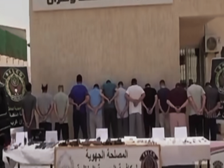 الجزائر.. الإطاحة بـ 14 شخصا انتحلوا صفة رجال أمن للسطو وسرقة المواطنين غربي البلاد (فيديو)