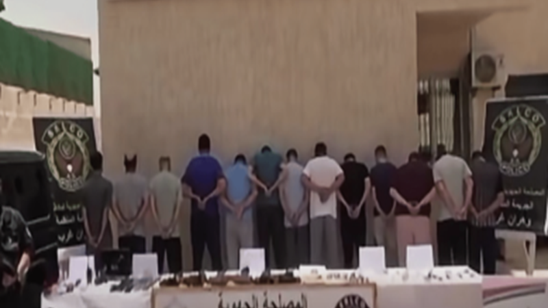 الجزائر.. الإطاحة بـ 14 شخصا انتحلوا صفة رجال أمن للسطو وسرقة المواطنين غربي البلاد (فيديو)