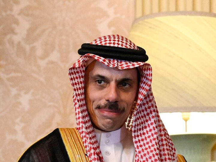وزير الخارجية السعودي يتلقى اتصالا من رئيس الوزراء القطري