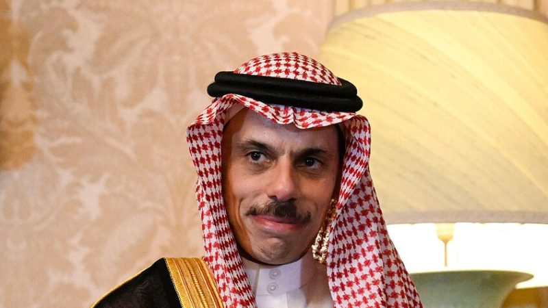 وزير الخارجية السعودي يتلقى اتصالا من رئيس الوزراء القطري