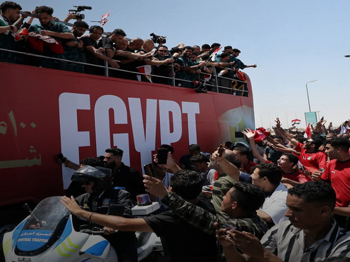 أعلام فلسطين وطريق بالصحراء.. جدل واسع بعد استقبال منتخب مصر في العلمين