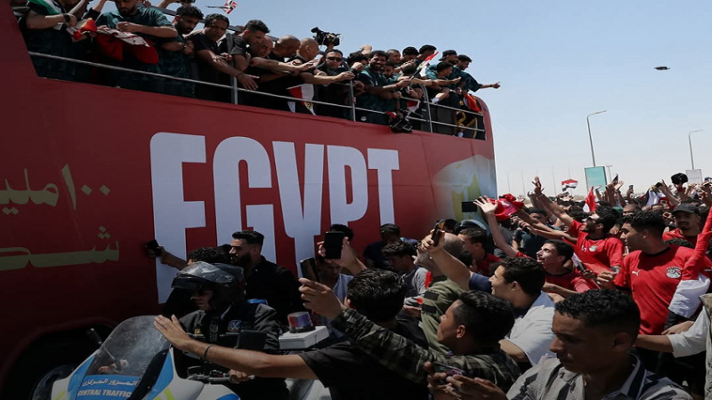 أعلام فلسطين وطريق بالصحراء.. جدل واسع بعد استقبال منتخب مصر في العلمين