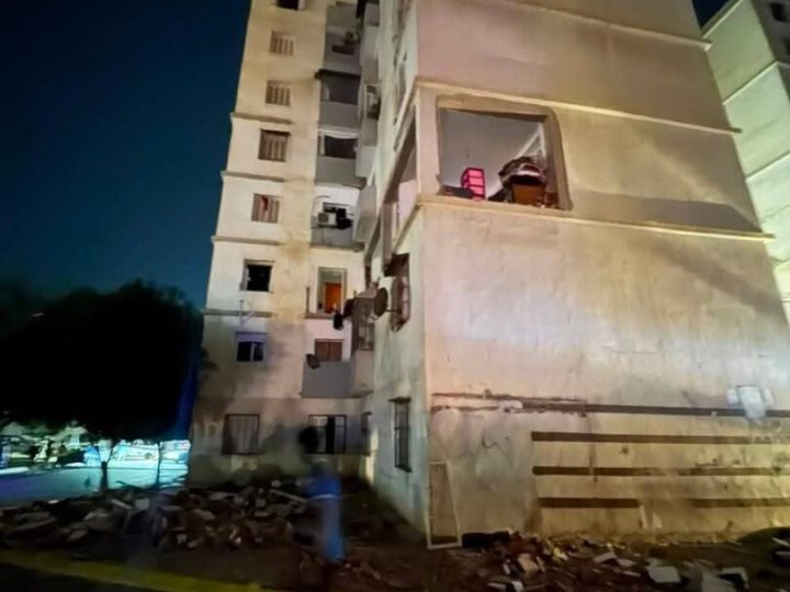 الجزائر.. إصابة 23 شخصا في حريق وانفجار داخل عمارة سكنية بولاية وهران (فيديو)