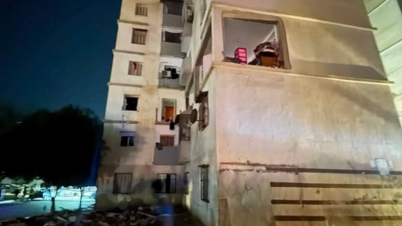 الجزائر.. إصابة 23 شخصا في حريق وانفجار داخل عمارة سكنية بولاية وهران (فيديو)
