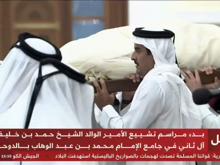 في مشهد مؤثر.. أمير قطر يحمل جثمان والده الراحل حمد بن خليفة خلال مراسم تشييعه (صورة + فيديو)