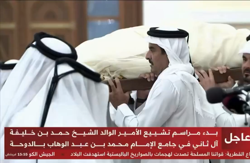 في مشهد مؤثر.. أمير قطر يحمل جثمان والده الراحل حمد بن خليفة خلال مراسم تشييعه (صورة + فيديو)