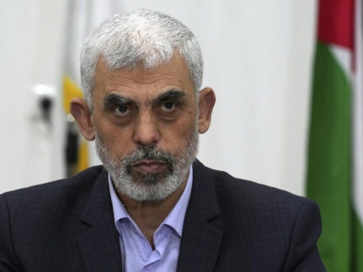 بخط يده.. الكشف عن تفاصيل وثيقة كتبها يحيى السنوار قبل عام من “طوفان الأقصى”