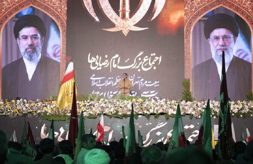 وسائل إعلام تكشف هوية الملثم الغامض في جنازة علي خامنئي (صورة)