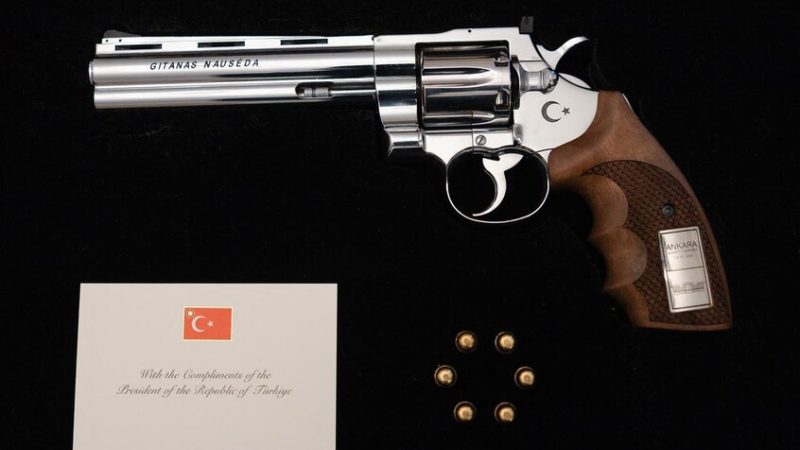أردوغان يهدي ترامب هدية مميزة