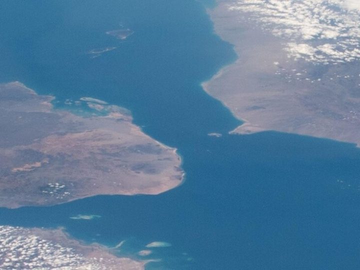 رويترز: إيران طلبت من الحوثيين إغلاق باب المندب في حال استهداف واشنطن شبكتها الكهربائية