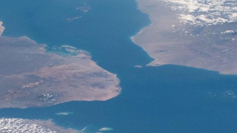 رويترز: إيران طلبت من الحوثيين إغلاق باب المندب في حال استهداف واشنطن شبكتها الكهربائية