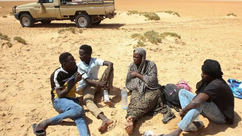 خبراء أمميون يطالبون بتحقيقات عاجلة بعد انتهاكات واسعة بحق المهاجرين على الحدود الليبية التونسية