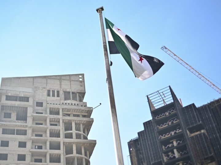 نزع صور الفنان اللبناني محمد إسكندر في يبرود قبل حفله بوادي النصارى