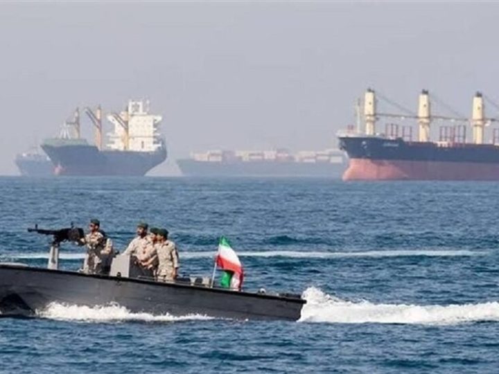 الحرس الثوري يعلن استهداف 4 سفن تحت الحماية الأمريكية في مضيق هرمز
