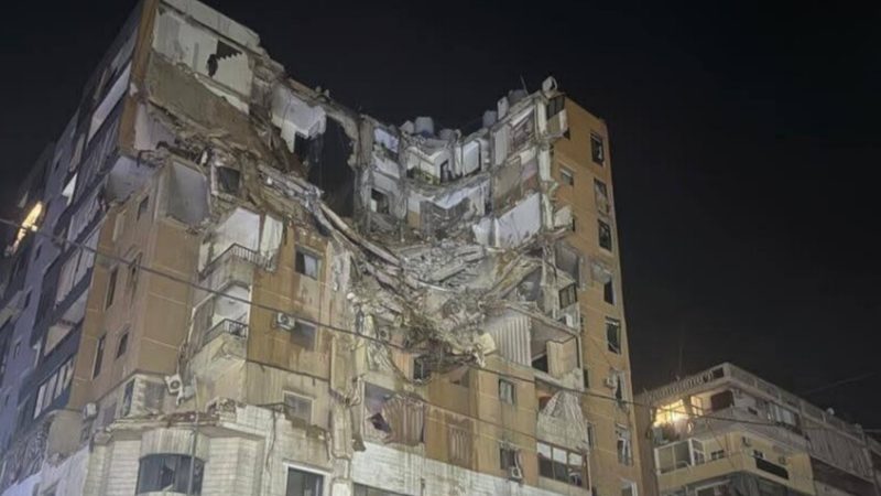 انهيار مبنى في الضاحية الجنوبية لبيروت تضرر بالقصف الإسرائيلي (فيديو)