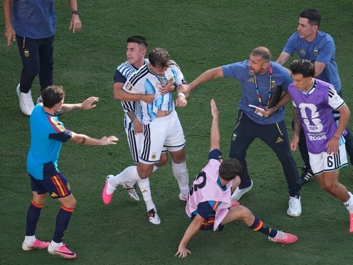 سلوك مشين.. اعتداء بعض لاعبي الأرجنتين على أحد لاعبي إسبانيا بعد الهزيمة في مونديال 2026 (فيديو)