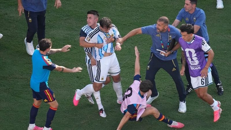 سلوك مشين.. اعتداء بعض لاعبي الأرجنتين على أحد لاعبي إسبانيا بعد الهزيمة في مونديال 2026 (فيديو)